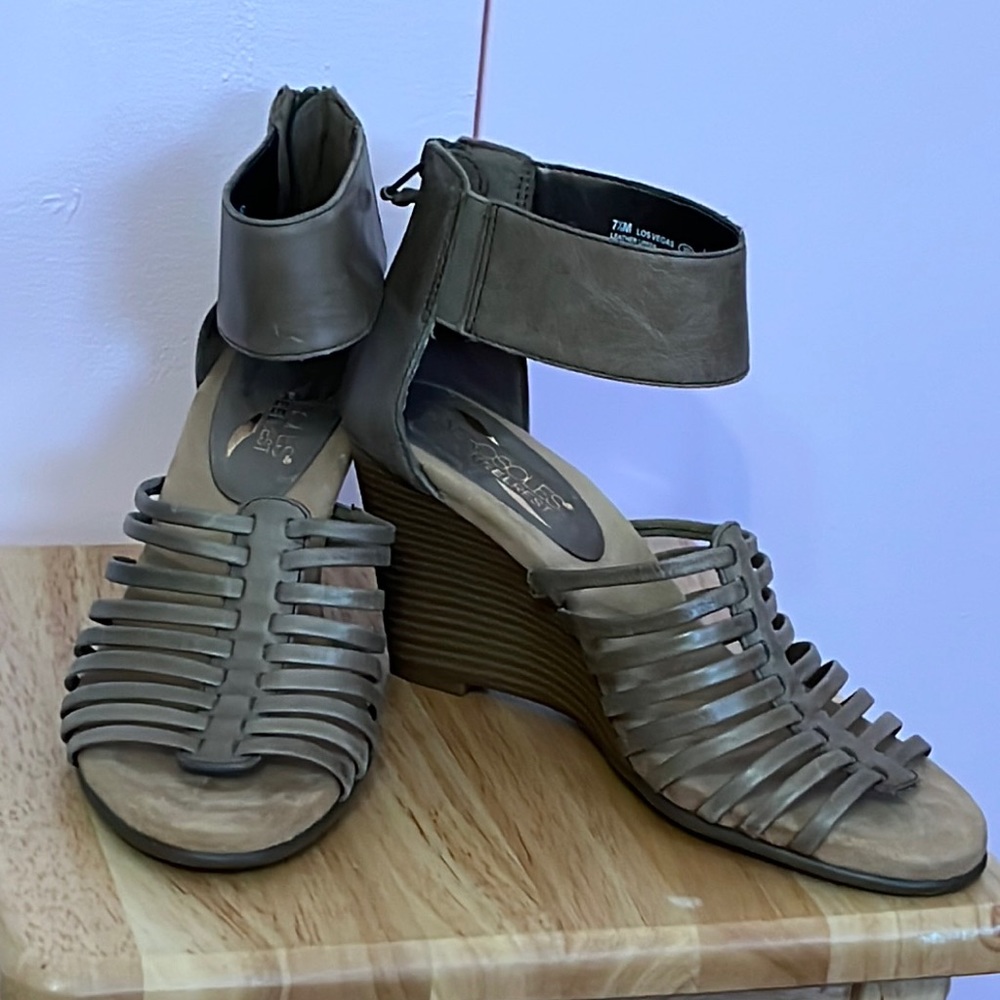 NWOB Aerosoles Taupe “Los Vegas” Gladiator Inspired Wedge Sandals in Size 7.5